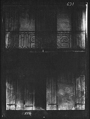 Fotografia istorică: fațadă a clădirii, uși închise, balcon, Arnold Genthe, fotograf, c1923