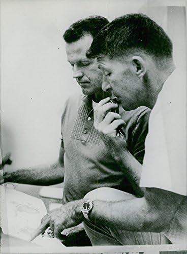 Fotografie de epocă a hârtiei de citire a lui Gordon Cooper cu omul.
