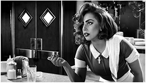 Lady Gaga aplecat pe tejghea în restaurant în căutarea frumos 8 x 10 Inch fotografie