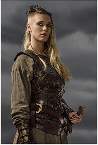 Vikings Gaia Weiss ca Porunn Holding Sword Under Dark Skies 8 X 10 Fotografie
